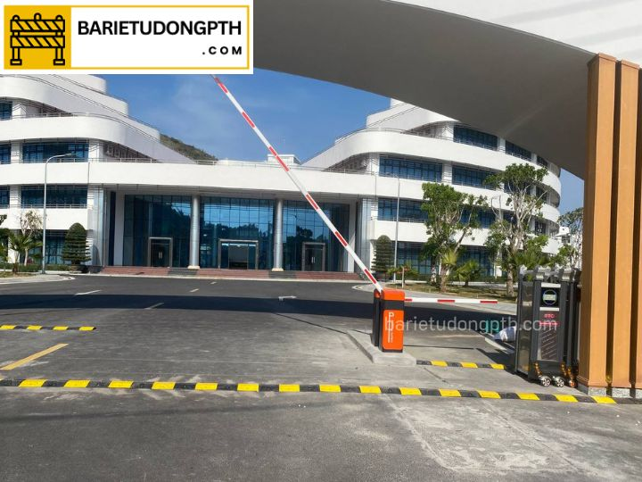 lắp barie cho học viện bưu chính