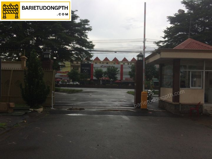 lắp barie cần thẳng cho khu quân đội