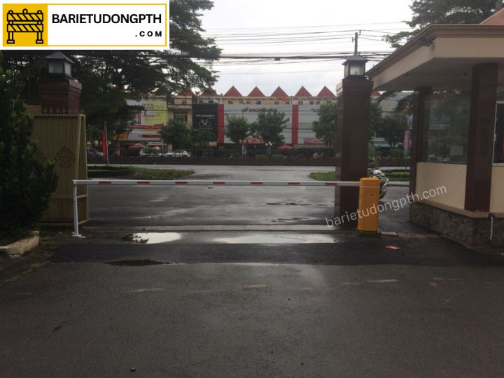 lắp barie chắn xe ra vào khu quân đội