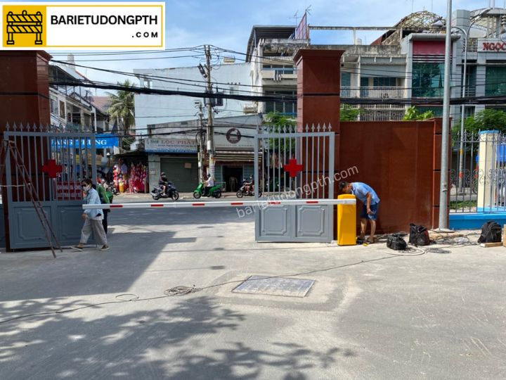 kỹ thuật pth vina lắp cổng barie điện cho bệnh viện