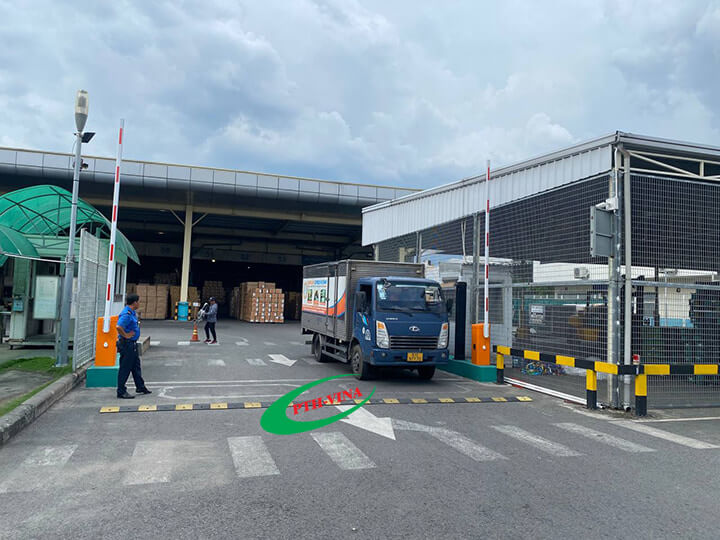 Lắp barie kiểm soát xe ra vào trạm cân 6 công trình lắp barie chắn xe dz-138