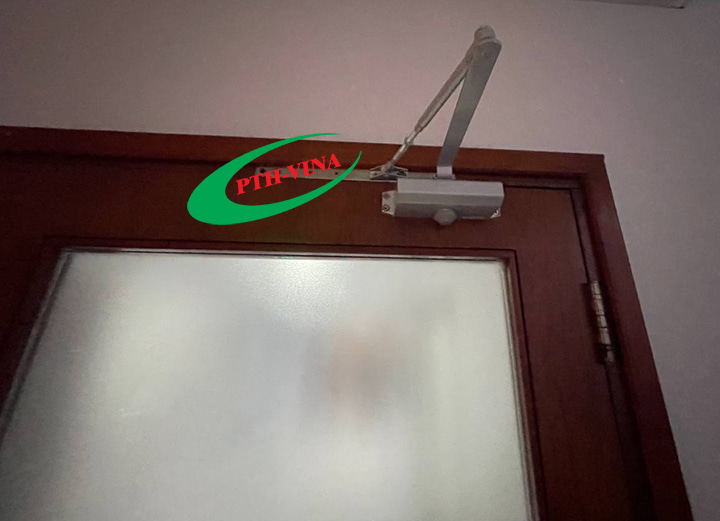 gắn cùi chỏ hơi bên phải