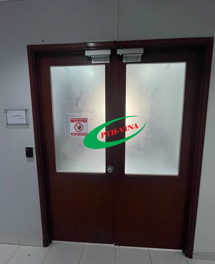 Mở cửa bằng thẻ từ