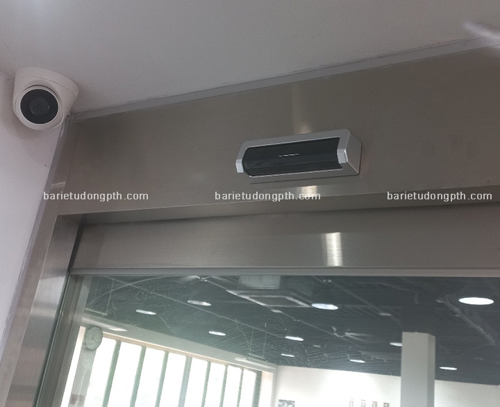 Cảm biến gắn ngay phía trên cửa kính