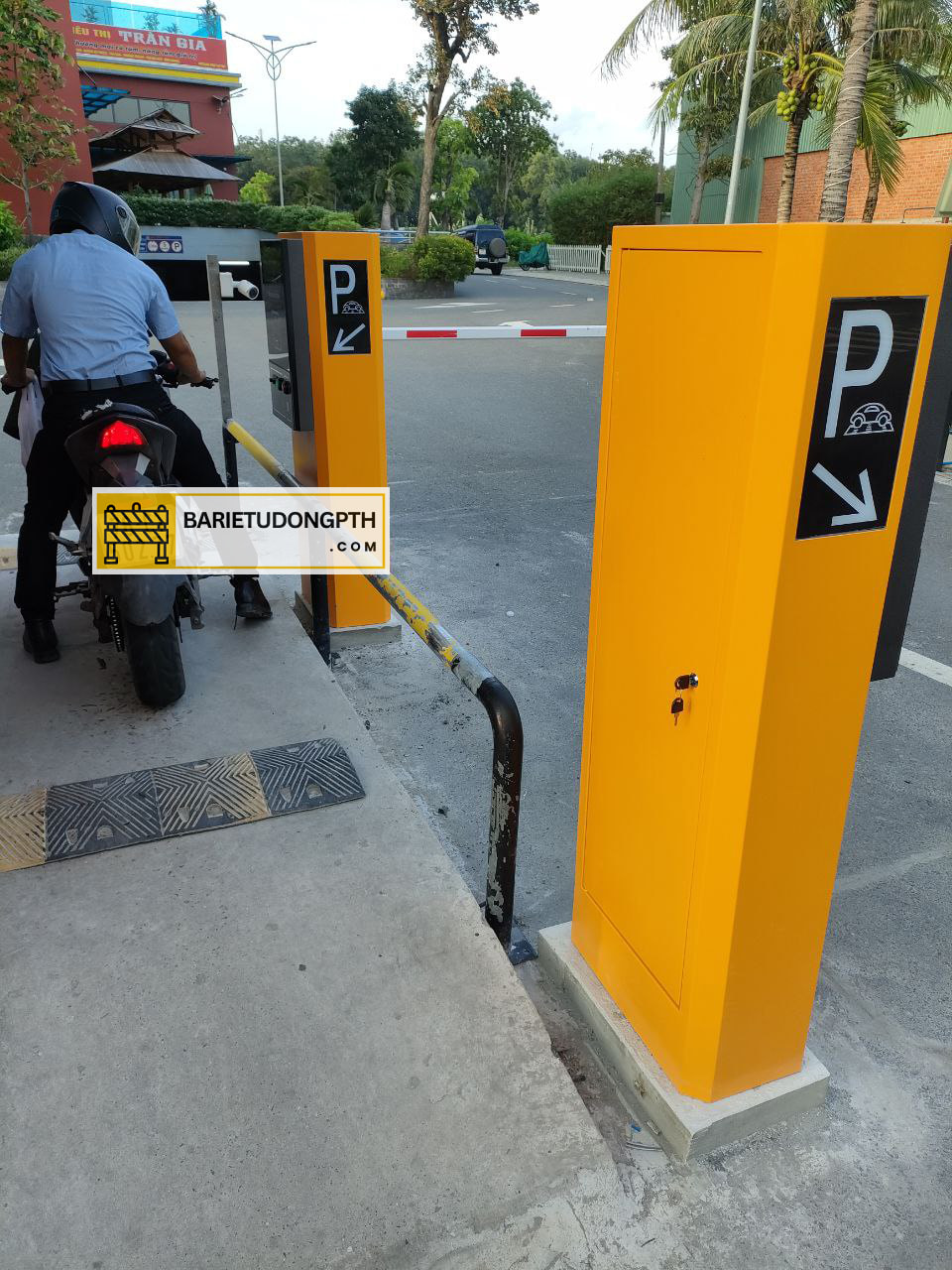 xe dừng và nhấn tủ lấy thẻ