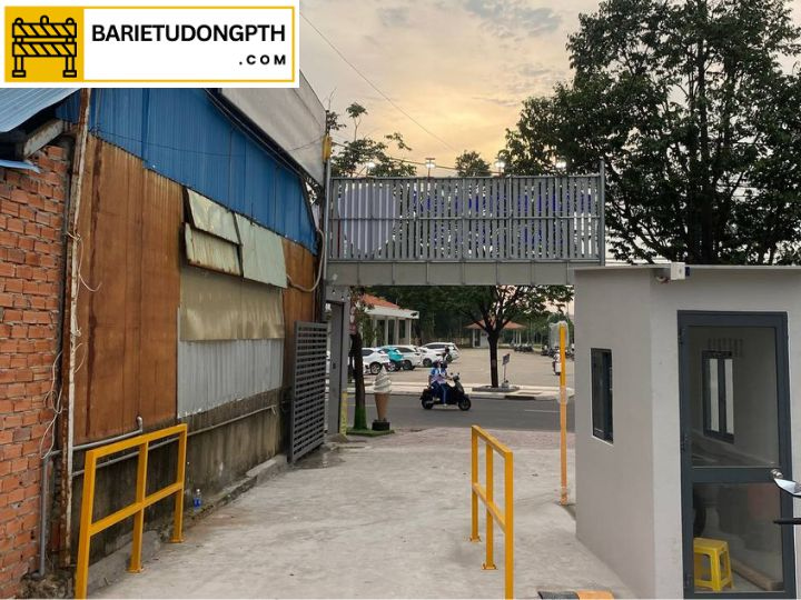 hàng rào sắt phân làn