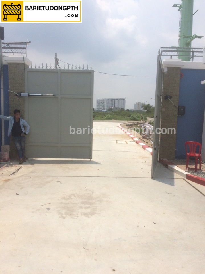 lắp cổng mở 2 cánh khu dân cư