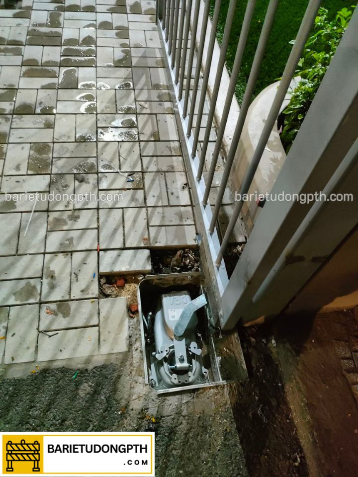 gắn cánh tay motor lên cánh cổng