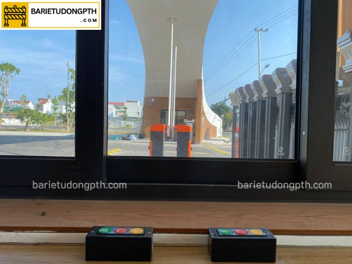 nút nhấn bàn đóng mở barie