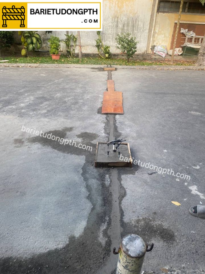 đổ móng lắp barie