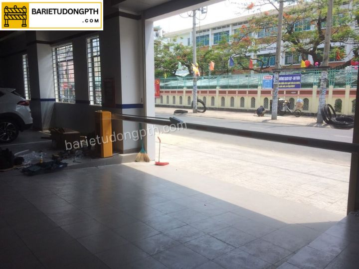 lắp barie tay gập quản lý xe ra vào công trình