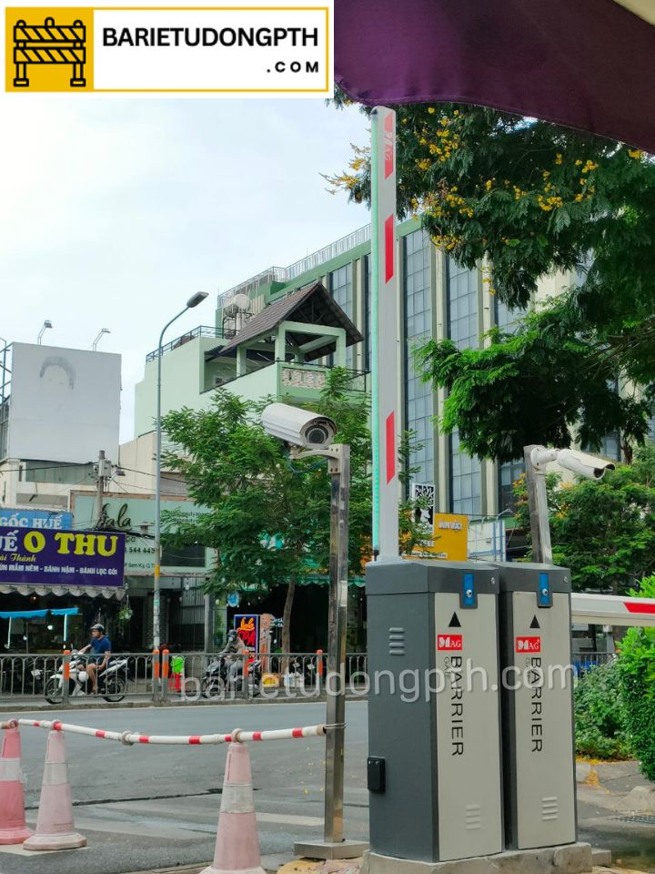 thi công lắp barrier chắn xe ra vào siêu thị