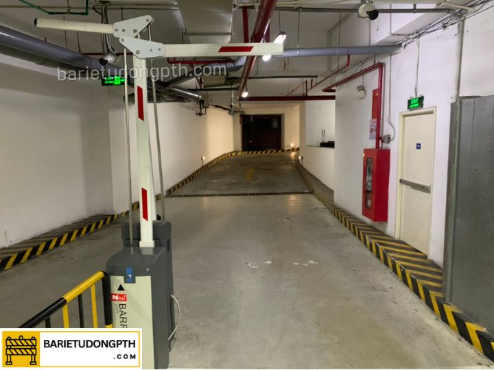 barie tay gập lắp lối ra vào siêu thị