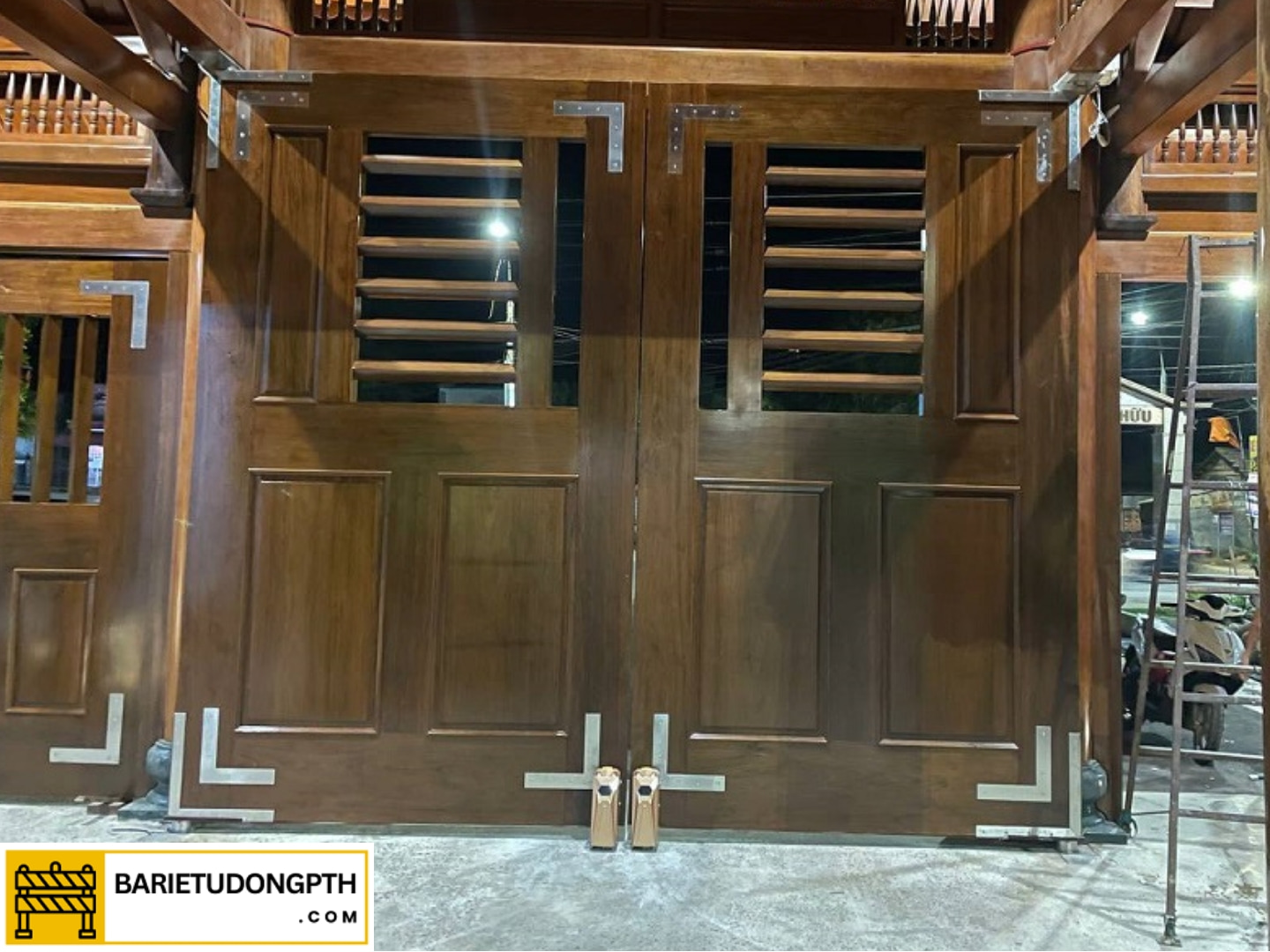 cổng mở 2 cánh con lăn