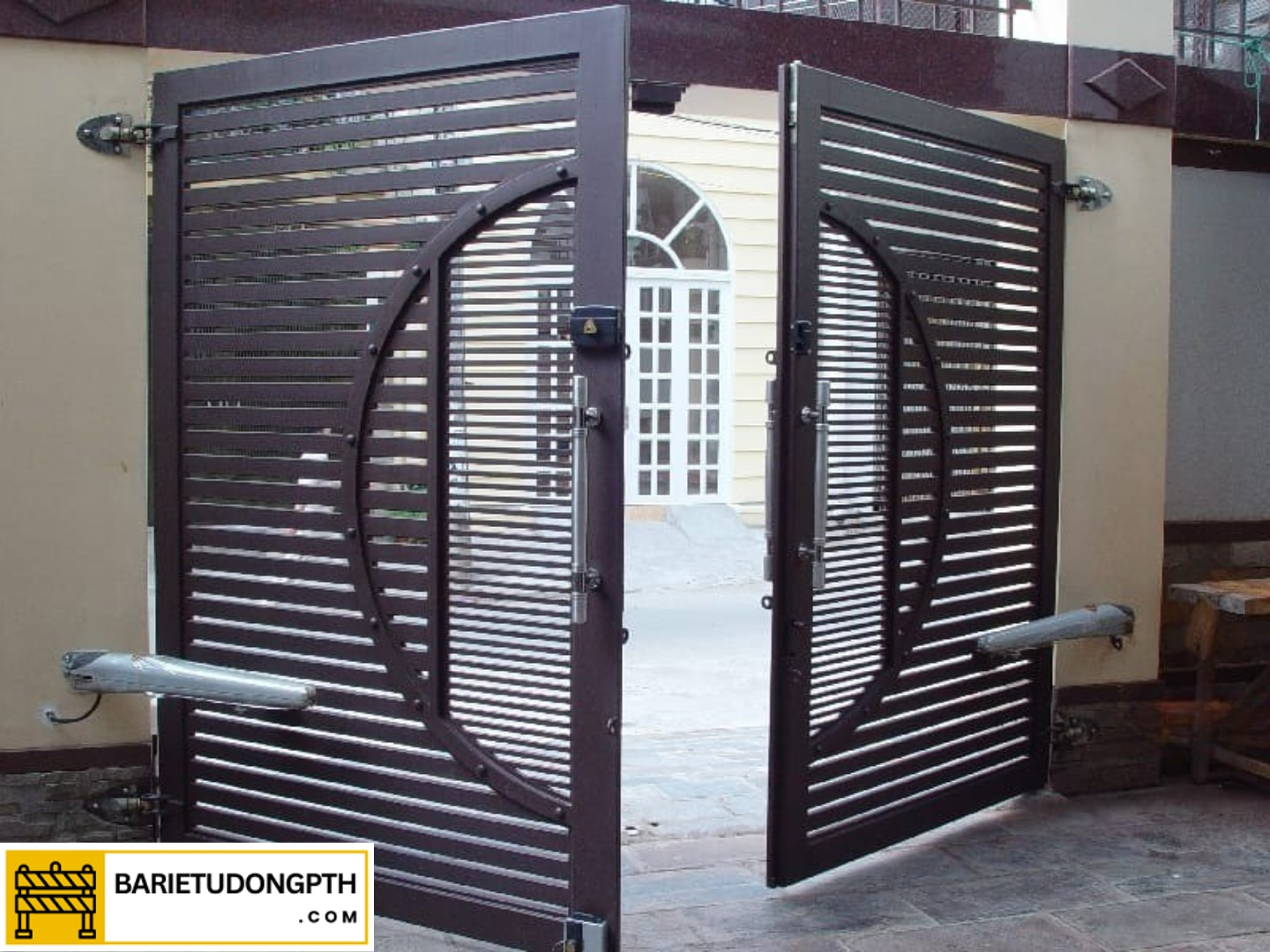 cổng mở 2 cánh tay đòn