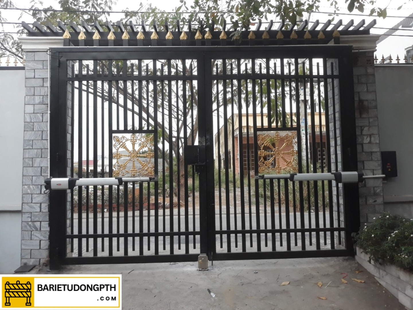 định nghĩa cổng tự động mở 2 cánh