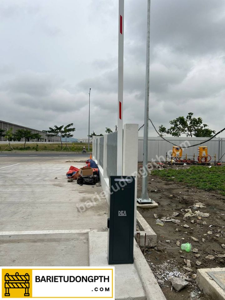 Lắp 4 trụ barie tự động DEA tại KCN PHÚ MỸ 3 7 lắp ngay lối ra vào nhà máy