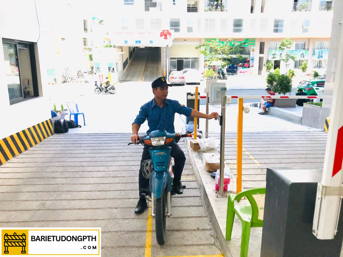 hệ thống giữ xe kết hợp đầu đọc tầm xa