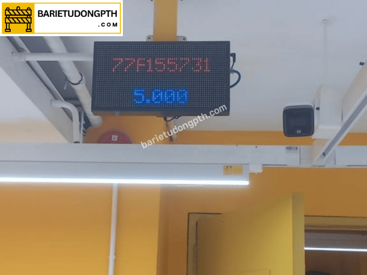 Dự án lắp đặt hệ thống giữ xe 2 làn tại Quận 1 - TPHCM 4 bảng led hiện phí gửi xe