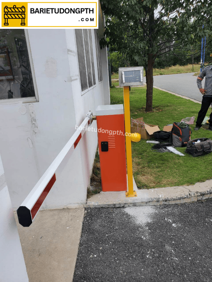 Giá lắp barie kết hợp máy chấm công 19 lắp barie kết hợp máy chấm công vân tay cho nhà máy