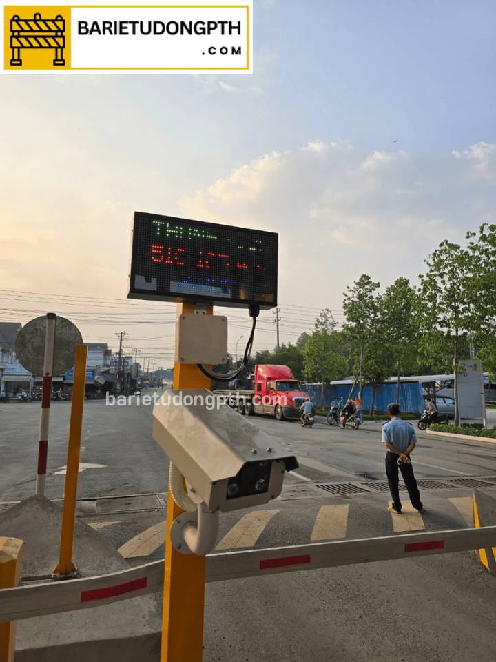 Hệ thống kiểm soát xe ra vào kho vận tải logistics 4 camera AI nhận diện biển số tự động