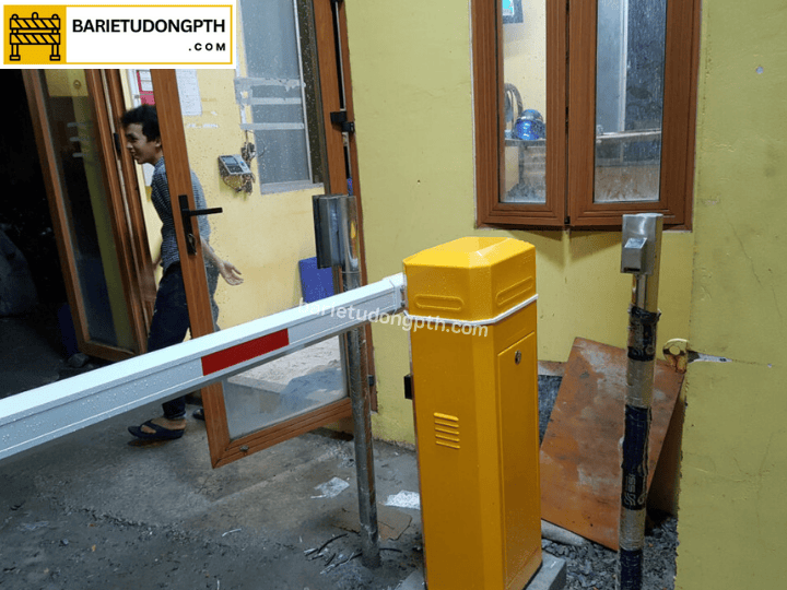 Giá lắp barie kết hợp máy chấm công 17 barie kết hợp máy chấm công