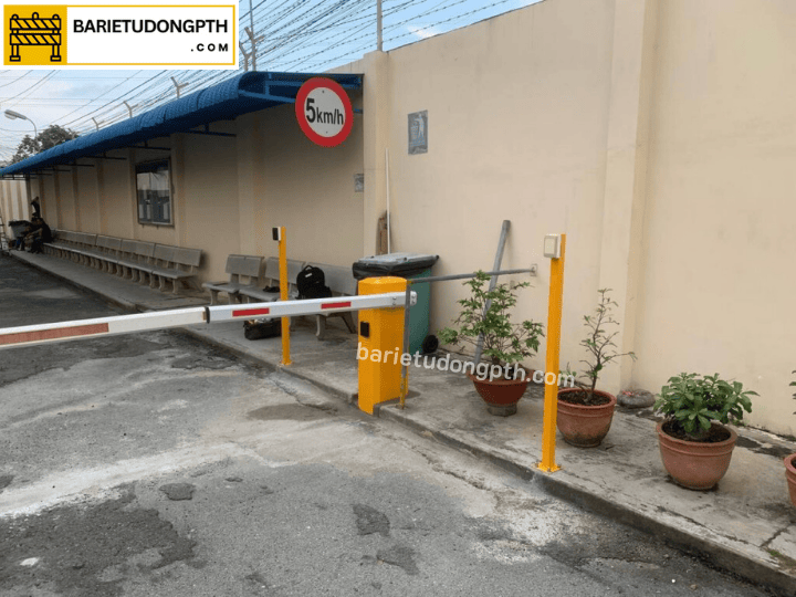 Giải pháp barie kết hợp quẹt thẻ xác thực 3 giải pháp barie kiểm soát an ninh