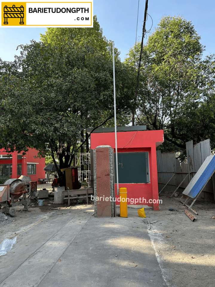 Lắp barie tự động kết hợp cổng xếp inox 304 tại Đồng Nai 3 thi công lắp trụ barie bs306