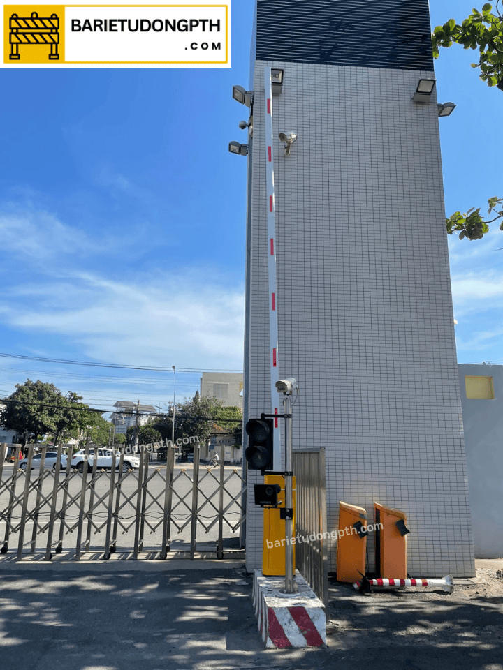 Lắp đặt barie tự động cho cảng biển, cảng dầu khí 3 barie cần thẳng lắp cho cảng biến