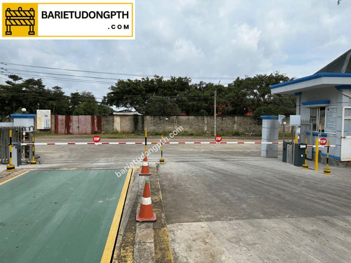 Lắp barie kiểm soát xe ra vào trạm cân 1 barie kiểm soát xe ra vào trạm cân