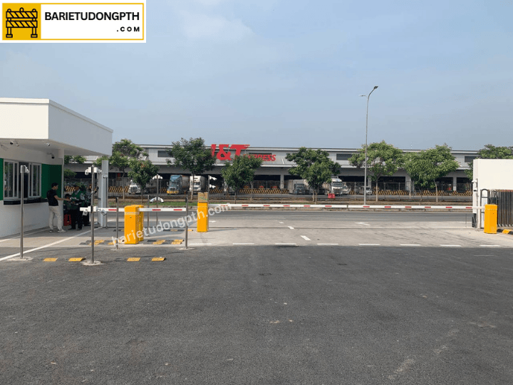 Lắp barie tự động cho nhà kho, trung tâm logistics 3 barie tự động kiểm soát xe ra vào kho vận tải