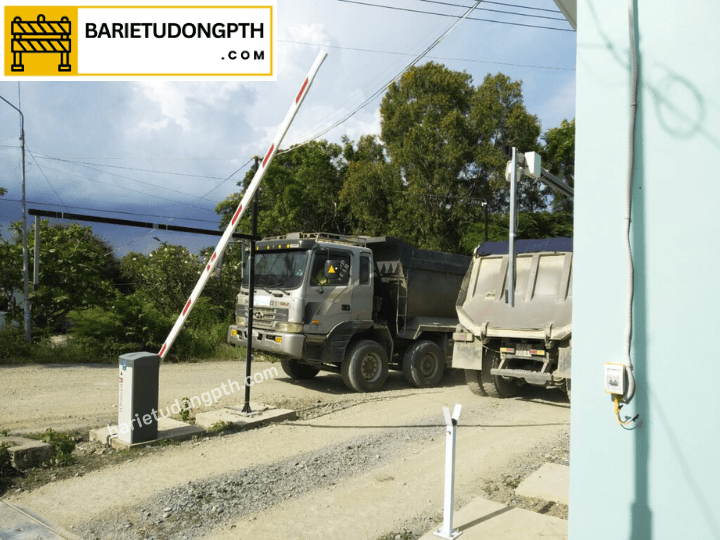 Lắp barie kiểm soát xe ra vào trạm cân 5 Lắp barrier cho trạm cân xe tại mỏ đất đá, than, khoáng sản