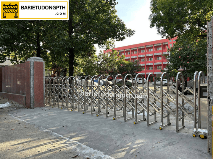 Lắp barie tự động kết hợp cổng xếp inox 304 tại Đồng Nai 2 dự án lắp cổng xếp kết hợp barie tại đồng nai
