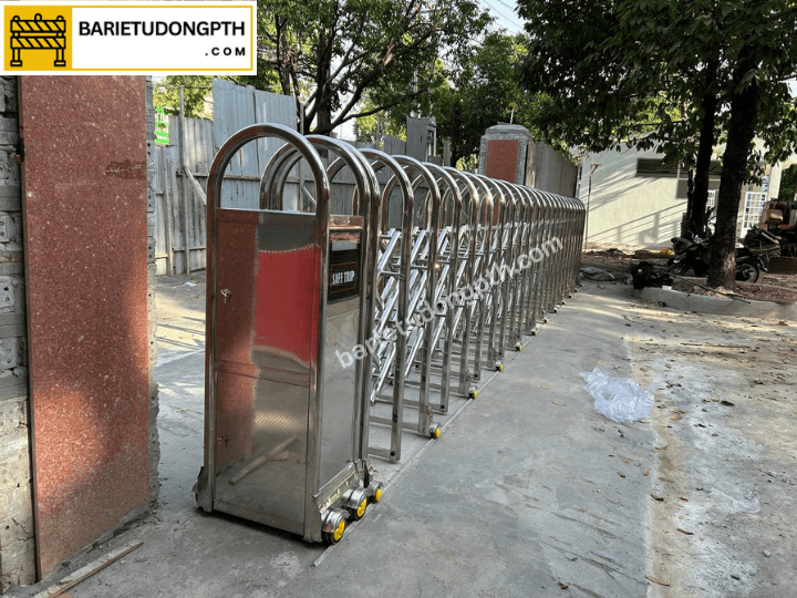 Lắp barie tự động kết hợp cổng xếp inox 304 tại Đồng Nai 1 lắp barie kết hợp cổng xếp tại đồng nai