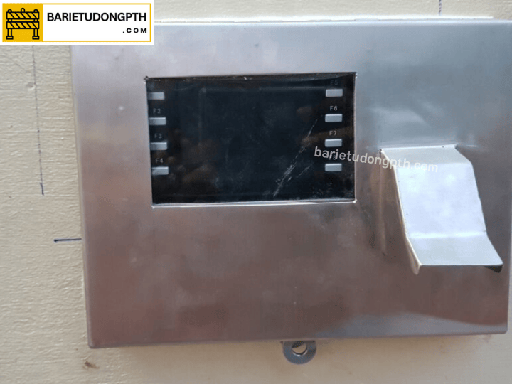 Giá lắp barie kết hợp máy chấm công 16 máy chấm công vân tay