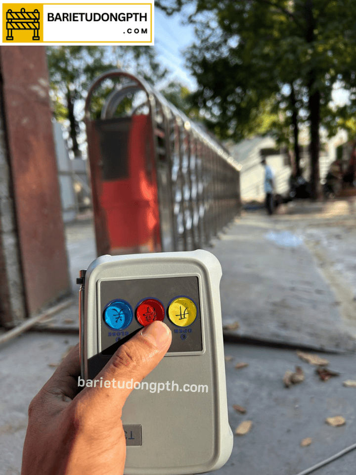 Lắp barie tự động kết hợp cổng xếp inox 304 tại Đồng Nai 4 cổng xếp inox 304 trượt 2 ray