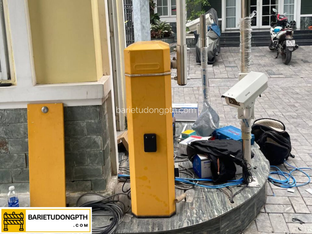 Máy giữ xe 2 làn thông minh 6 Lắp đặt camere nhận diện biển số