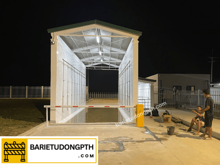 Lắp đặt barrier kết hợp hệ thống bơm khử trùng tại Campuchia 1 lắp barrier kết hợp phun khử trung tự động nhà máy tại campuchia