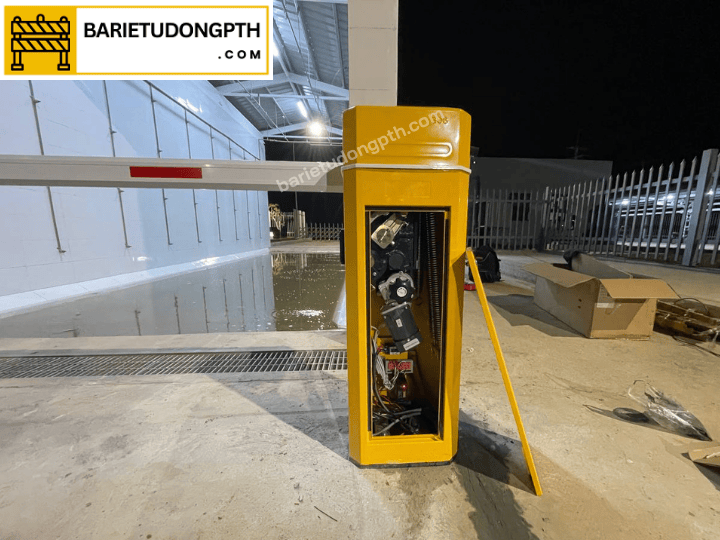 Lắp đặt barrier kết hợp hệ thống bơm khử trùng tại Campuchia 5 lắp barie chắn xe nhà máy ấp trứng