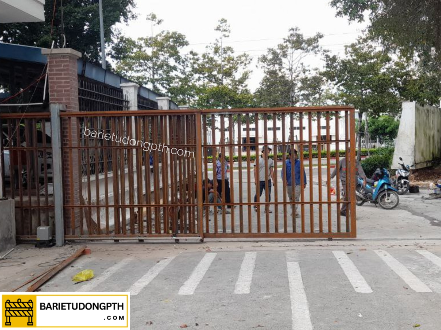 Lắp motor cổng trượt 2500kg tại KCN Mỹ Phước, Bình Dương 4 motor lùa 2500kg kcn mỹ phước