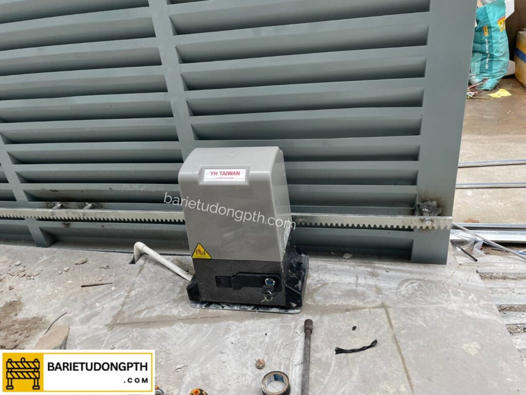 Lắp motor cổng trượt YH cho nhà trọ tại Quận 7 1 motor lùa yh-600 nhà trọ quận 7