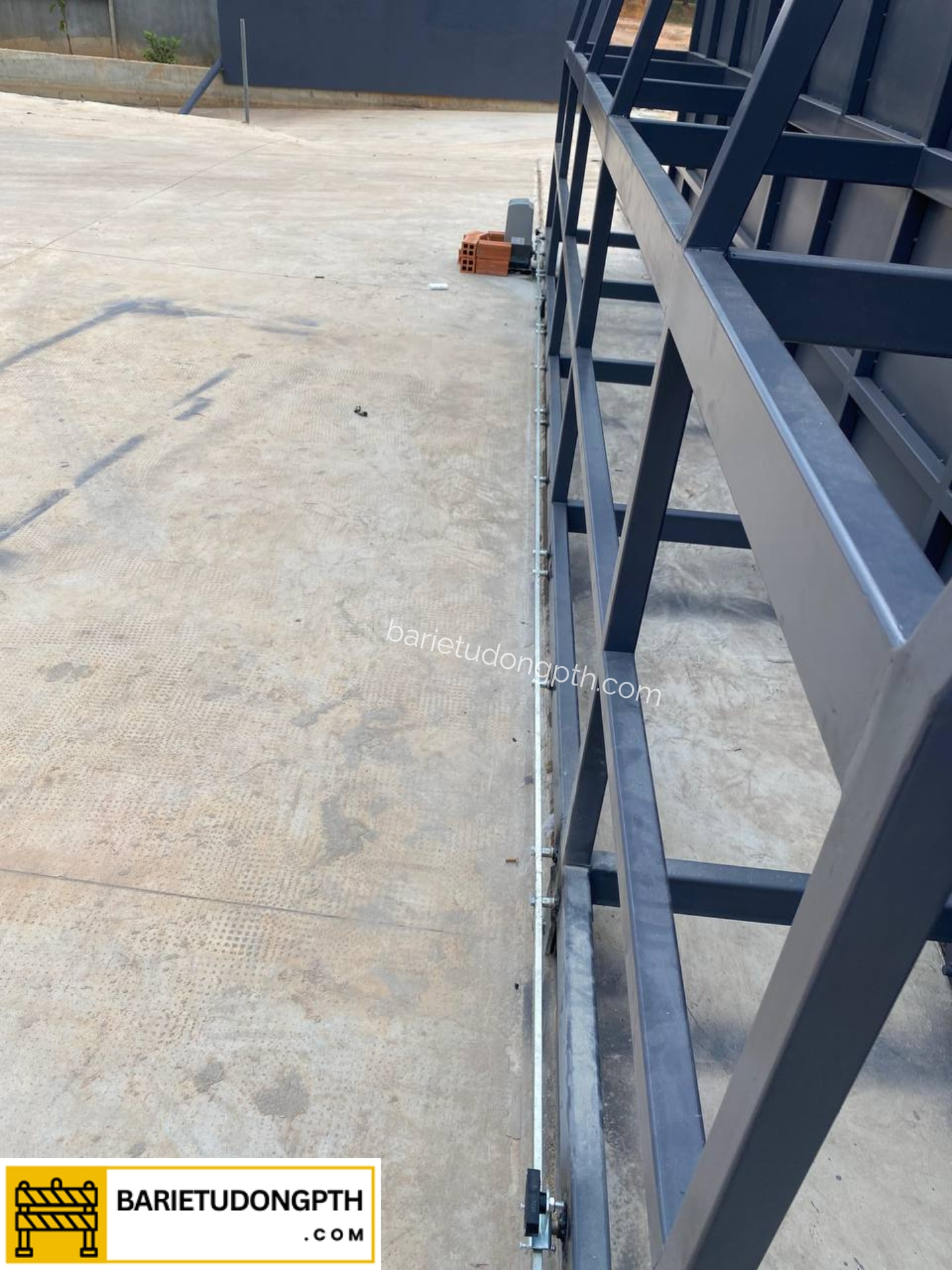 Lắp motor cổng lùa 2500kg tại Uyên Hưng, Bình Dương 5 motor lùa yh đài loan 2500kg bình dương