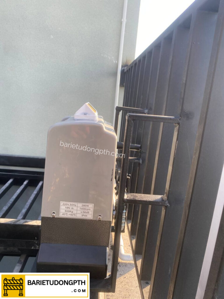 Mái lùa giếng trời di động lấy sáng, thông gió thông minh 8 lắp motor giếng trời tại quận 2