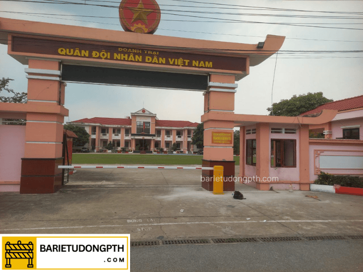 Lắp barie kiểm soát ra vào cổng Doanh Trại Quân Đội tại Tây Ninh 3 thi công lắp 2 trụ barie cho doanh trại Quân đội