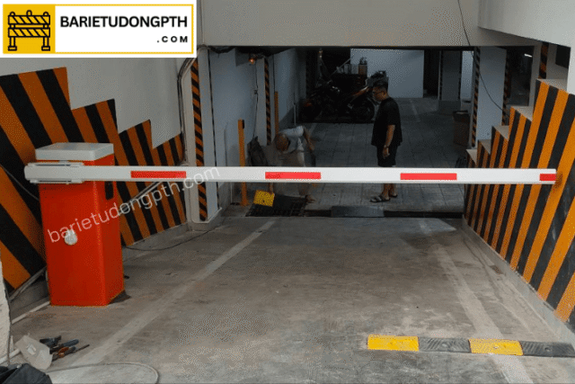 lắp barie kết hợp quẹt thẻ xe tại bình dương