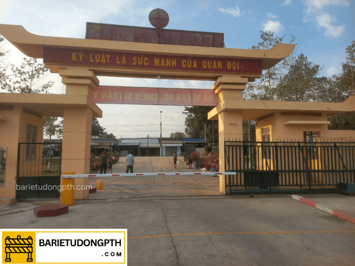 Lắp barie kiểm soát ra vào cổng Doanh Trại Quân Đội tại Tây Ninh 2 lắp barie chắn xe cho doanh trại quân đội