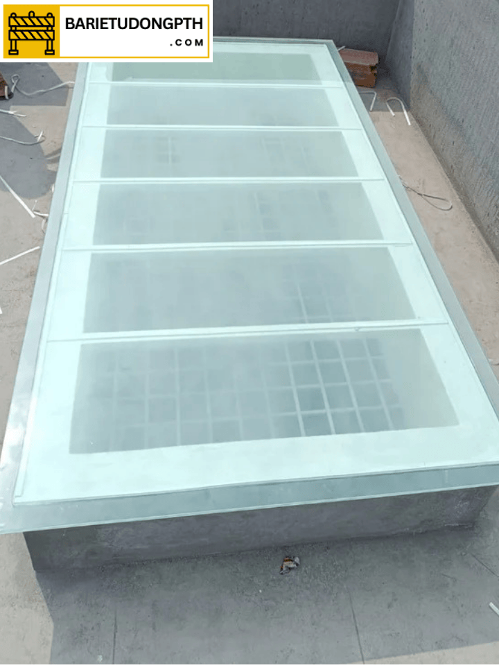 Mái lùa giếng trời di động lấy sáng, thông gió thông minh 3 mái kính cường lực giếng trời