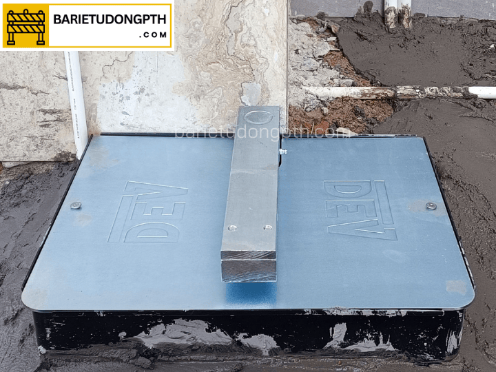 Cách lắp đặt motor cổng âm sàn chi tiết từng bước 10 đặt motor âm sàn vào hộp đế