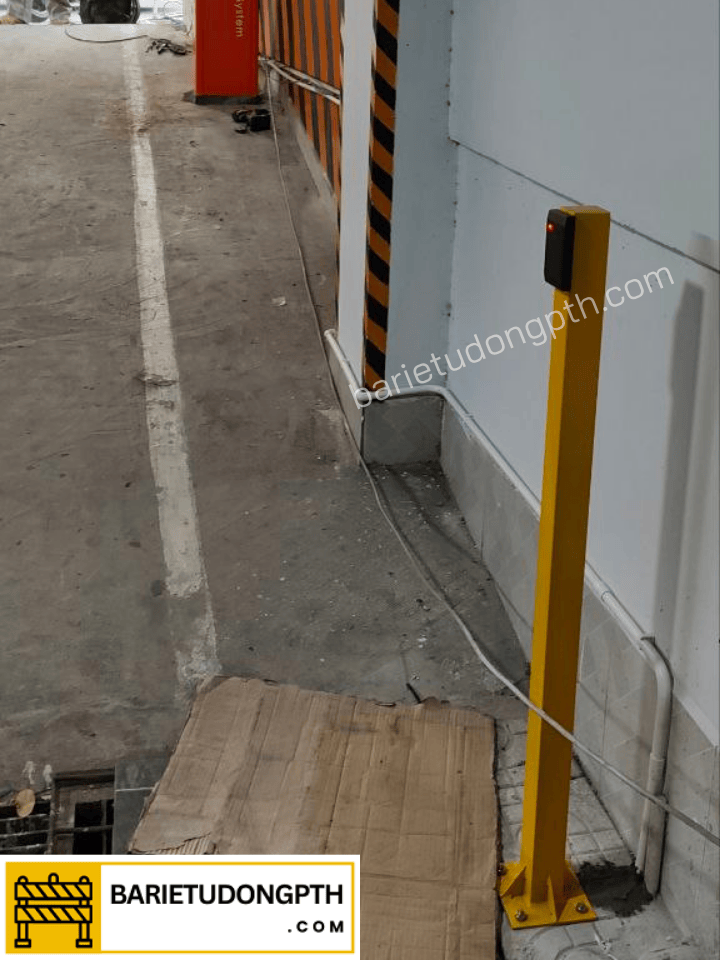 Dự án lắp barie Wonsun kết hợp quẹt thẻ tại Bình Dương 2 trụ gắn đầu đọc thẻ từ