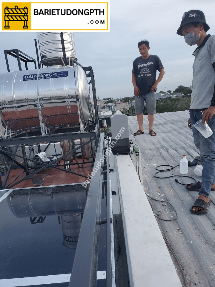 Lắp motor giếng trời kèm cảm biến mưa tại Hóc Môn 2 thi công lắp giếng trời tự động tại hóc môn